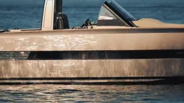 Lüks bir yatın detaylı manzarası öğleden sonra ışığı altında parlıyor.