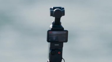 Cannes, Fransa - 8 Ekim 2025: Okyanus dalgalarını gösteren küçük bir Osmo cep kamerasına yakın çekim