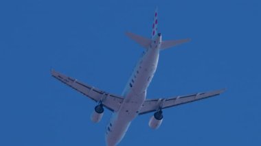 Cannes, Fransa - 12 Ekim 2025: Açık mavi gökyüzü üzerinde uçan ticari bir uçak