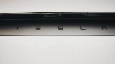 Cannes, Fransa - 13 Ekim 2025: Beyaz elektrikli bir arabanın arkasındaki Tesla logosunu kapatın