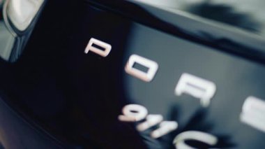 Cannes, Fransa - 16 Ekim 2025: Metalik yansımalı bir Porsche 911 Carrera S lüks spor arabasının arkası