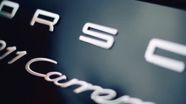 Cannes, Fransa - 16 Ekim 2025: Metalik yansımalı bir Porsche 911 Carrera S lüks spor arabasının arkası