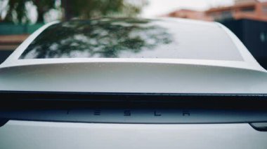 Cannes, Fransa - 16 Ekim 2025: Yağmur damlalarıyla kaplı bir Tesla arka detayı kapat