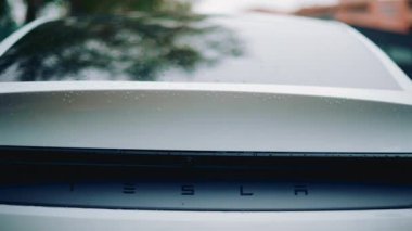 Cannes, Fransa - 16 Ekim 2025: Yağmur damlalarıyla kaplı bir Tesla arka detayı kapat
