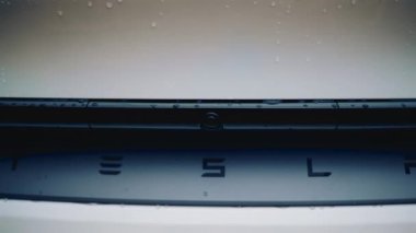 Cannes, Fransa - 16 Ekim 2025: Yağmur damlalarıyla kaplı bir Tesla arka detayı kapat