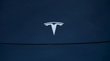 Cannes, Fransa - 20 Ekim 2025: Günbatımında bir ağacın siluetini yansıtan Tesla kaputunun sinematikleştirilmesi