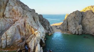 Hava aracı görüntüsü, Cabo San Lucas 'taki El Arco yakınlarındaki yüksek uçurumlar arasında gözden uzak bir kumlu koy olduğunu gösteriyor.