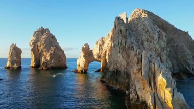 El Arco de Cabo San Lucas 'ın hava aracı görüntüsü, Baja California, Meksika' daki Land 's End' de ikonik kaya oluşumu.