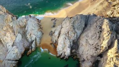Cabo San Lucas 'ta el değmemiş altın kum boyunca dalgaların hava aracı görüntüsü