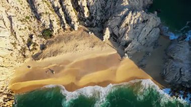 Cabo San Lucas 'ın en ünlü plajlarından biri olan Aşıklar Kumsalı' nın insansız hava aracı manzarası muazzam kaya kayalıkları ve zümrüt suları tarafından çerçevelenmiştir.