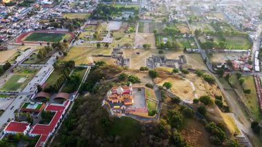 Cholula, Meksika 'daki Büyük Piramidin ve Çaresiz Kadın Kilisesinin insansız hava aracı görüntüsü.