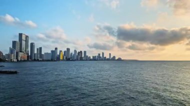 Kartagena 'nın Karayipler kıyısı boyunca uzanan modern siluetinin insansız hava aracı görüntüsü