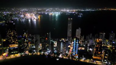 Hava aracı gece Kartagena 'nın Karayipler kıyısındaki göz alıcı siluetini gösteriyor.