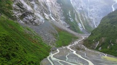 Buzul erimiş bir nehrin hava aracı görüntüsü. Karmaşık kanallar turkuaz bir göle akıyor.