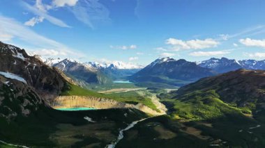 And Dağları ve buzul nehirleri karla kaplı geniş bir vadinin insansız hava aracı görüntüsü