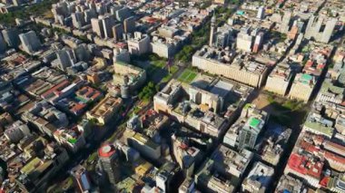 Santiago 'nun merkezinin hava aracı görüntüsü hükümet binalarını, parkları ve şehrin güneş ışığıyla yıkanmış caddelerini gösteriyor.