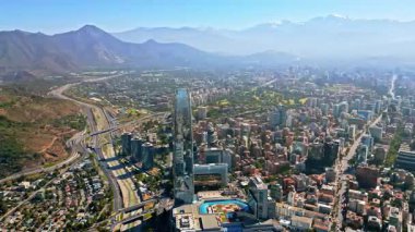 Hava aracı şehrin modern bölgesini görüyor. Latin Amerika 'nın en yüksek binası ve otoyolları gösteriyor.
