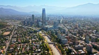 Costanera Merkezi 'nin hava aracı görüntüsü şehrin üzerinde yükseliyor ve And Dağları uzaklıktan görünüyor.