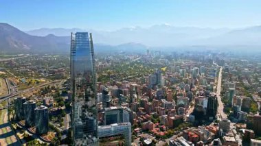 Santiago 'nun finans bölgesi üzerinde hava aracı görüntüsü Costanera Merkezi ve açık bir günde yeşil alanlar