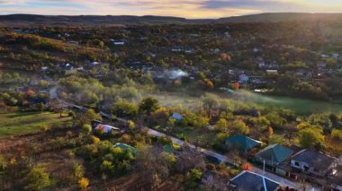 Yeşil tarlalar ve nazik tepelerle çevrili bir Moldova köyünün insansız hava aracı görüntüsü