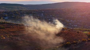 Moldova 'daki tarım arazilerinden yükselen dumanların hava aracı görüntüsü
