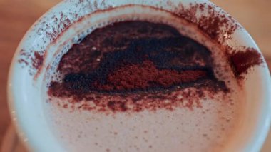 Sıcak çikolata ya da kakao tozu serpiştirilmiş kahve yüzeyine yakın.