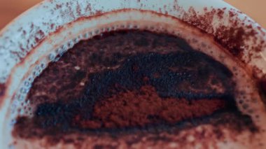 Sıcak çikolata ya da kakao tozu serpiştirilmiş kahve yüzeyine yakın.