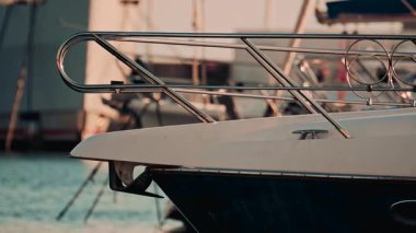 Yat pruvasını krom parmaklıklarla kapatın marinaya yanaşın.