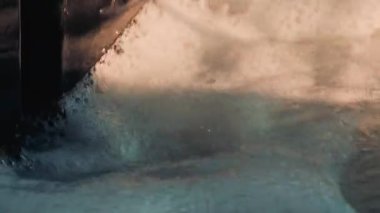 Yüzeyde köpük ve yağlı kabarcıklarla kirlenmiş deniz suyunun yakın çekim görüntüsü