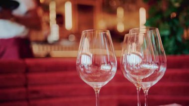 Üstünde ince dilimler halinde jambonlu taze pişmiş bir pizzanın resmi.