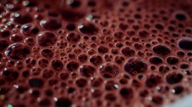 Köpüklü baloncuklarla kaplı sıcak bir fincan çikolatanın tepesinden aşağı.