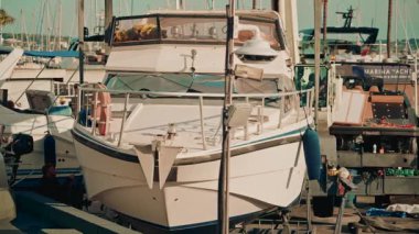 Antibes, Fransa - 11 Kasım 2025: Bakımdan geçen bir teknenin karada konumu