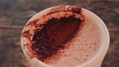 Sıcak çikolata ya da kakao tozu serpiştirilmiş kahve yüzeyine yakın.