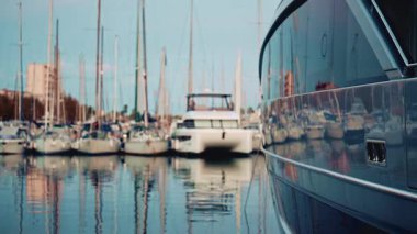 Vallauris, Fransa - 12 Kasım 2025: Bir marinada demirlemiş sayısız teknenin geniş bir görüntüsü, yansımaları durgun, cam gibi suda dalgalanırken