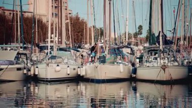 Vallauris, Fransa - 12 Kasım 2025: Bir marinada demirlemiş sayısız teknenin geniş bir görüntüsü, yansımaları durgun, cam gibi suda dalgalanırken