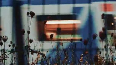 Vallauris, Fransa - 13 Kasım 2025: Hızlı giden bir tren geçiyor, bulanık bir renk çizgisi oluşturuyor