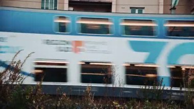Cannes, Fransa - 17 Kasım 2025: Hareket bulanıklığı ve kentsel enerji yaratan hızlı bir trenin dinamik çekimi