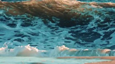 Okyanus köpüğünün kapağı arkasında derin mavi dalgalarla kumlu sahilde süzülüyor.