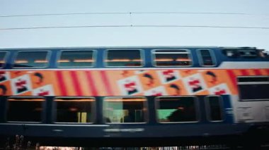 Cannes, Fransa - 18 Kasım 2025: Yüksek hızda hareket eden hızlı bir trenin dinamik çekimi, sinematik hareket bulanıklığı yaratır