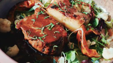 Izgara sebzeli, otlu ve bol soslu gurme et tabağını kapat.