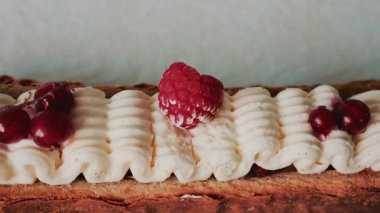 Krema, ahududu ve kırmızı frenk üzümlü bir gurme hamur işine yakın durun.