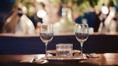 Uzun dalgalı saçlı kadın, vitrinden hamur işlerine bakarken arkadan bakmış.