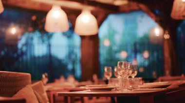 Uzun dalgalı saçlı kadın, vitrinden hamur işlerine bakarken arkadan bakmış.