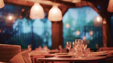 Uzun dalgalı saçlı kadın, vitrinden hamur işlerine bakarken arkadan bakmış.