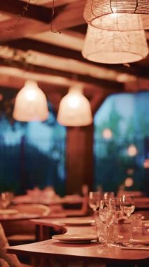 Uzun dalgalı saçlı bir kadın, vitrinden pastalara bakarken arkadan bakmış. Dikey