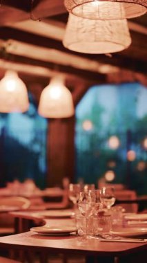 Uzun dalgalı saçlı bir kadın, vitrinden pastalara bakarken arkadan bakmış. Dikey