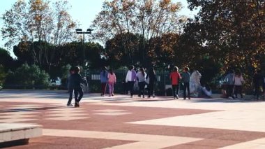 Cannes, Fransa - 23 Kasım 2025: Açık bir plazada koşan ve oynayan bir grup çocuk