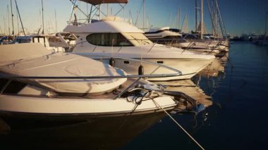 Golfe Juan, Fransa - 26 Kasım 2025: Lüks yatlar ve yelkenliler Fransız Rivierası 'nda limana yanaştı