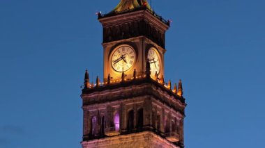 Varşova ve Bilim Sarayı 'nın insansız hava aracı görüntüsü, akşamları gökdelenler arasında renkli ışıklarla parlıyor.