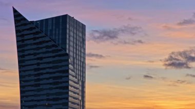 Varşova iş bölgesinde kendine özgü açısal gökdelenin hava aracı görüntüsü.